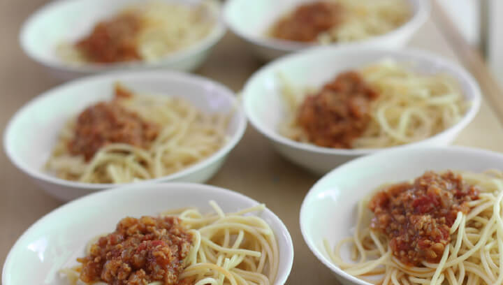 給食を盛り付ける写真